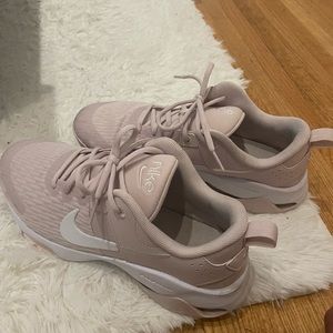 Nike Zoom sneakers in light pink/white (ALMOST NEW)